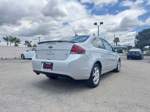 Used 2009 Ford Focus SE Coupe FWD image 8
