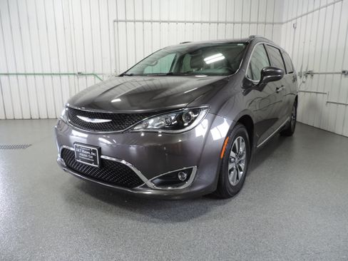 Used 2020 Chrysler Pacifica Touring-L Plus image 1