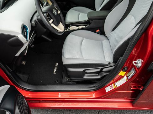 Used 2016 Toyota Prius image 19