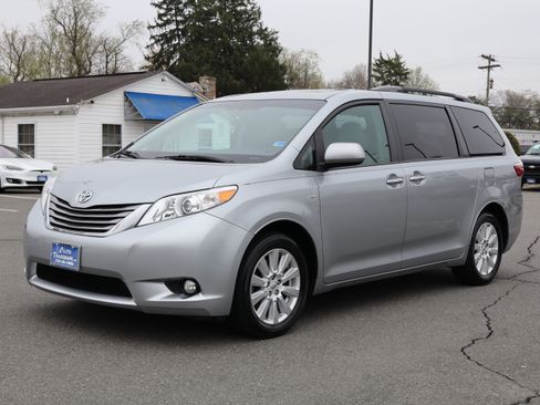 Used 2017 Toyota Sienna XLE image 4