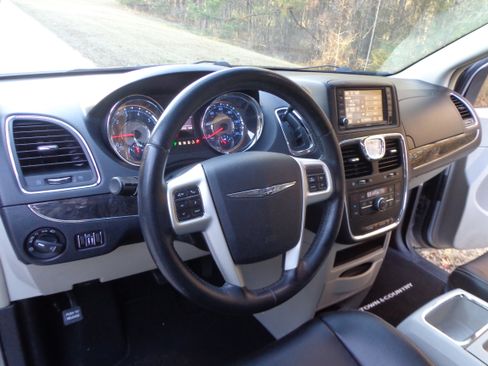 Used 2014 Chrysler Town & Country Touring image 18