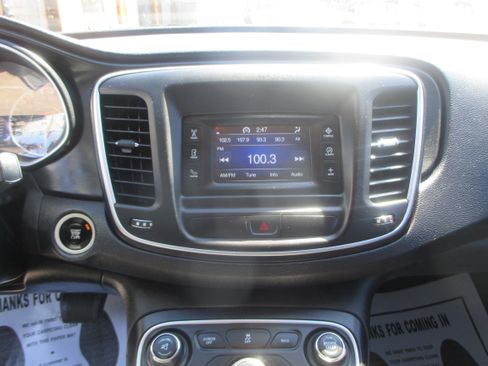 Used 2015 Chrysler 200 Limited image 4