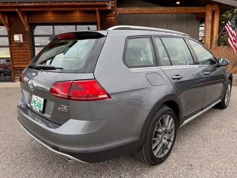 Used 2017 Volkswagen Golf Alltrack image 5