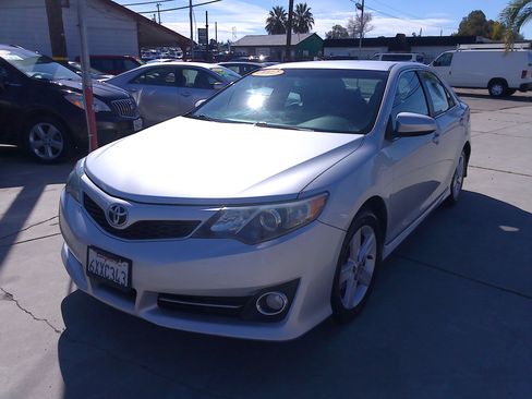 Used 2012 Toyota Camry SE image 2