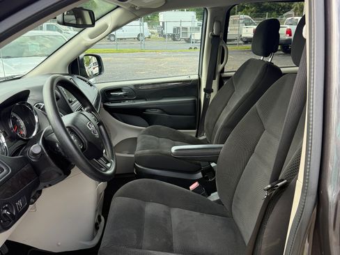 Used 2020 Dodge Grand Caravan SE image 7