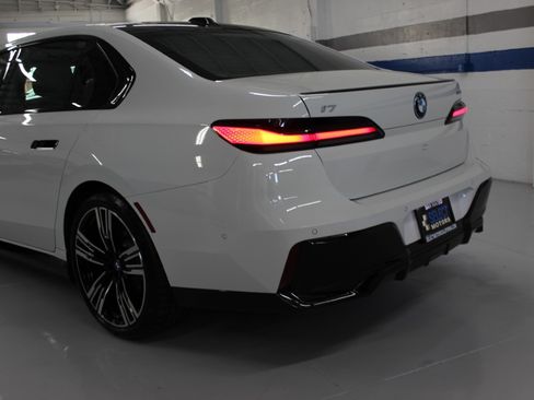 Used 2023 BMW i7 xDrive60 AWD/4WD image 9