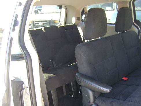 Used 2017 Dodge Grand Caravan SE image 8