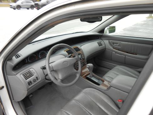 Used 2000 Toyota Avalon XLS image 12