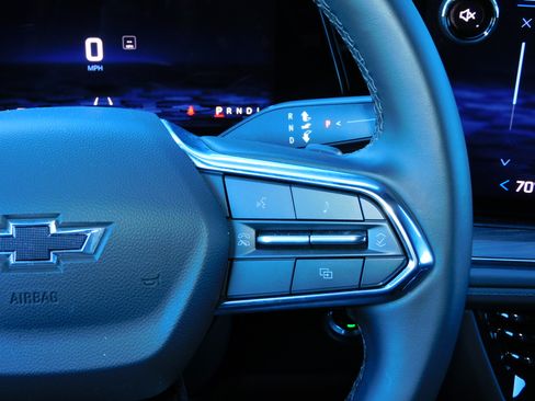 Used 2025 Chevrolet Suburban Z71 image 33