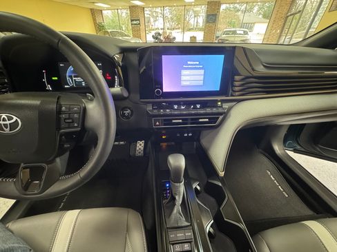 Used 2025 Toyota Camry Hybrid AWD/4WD image 12