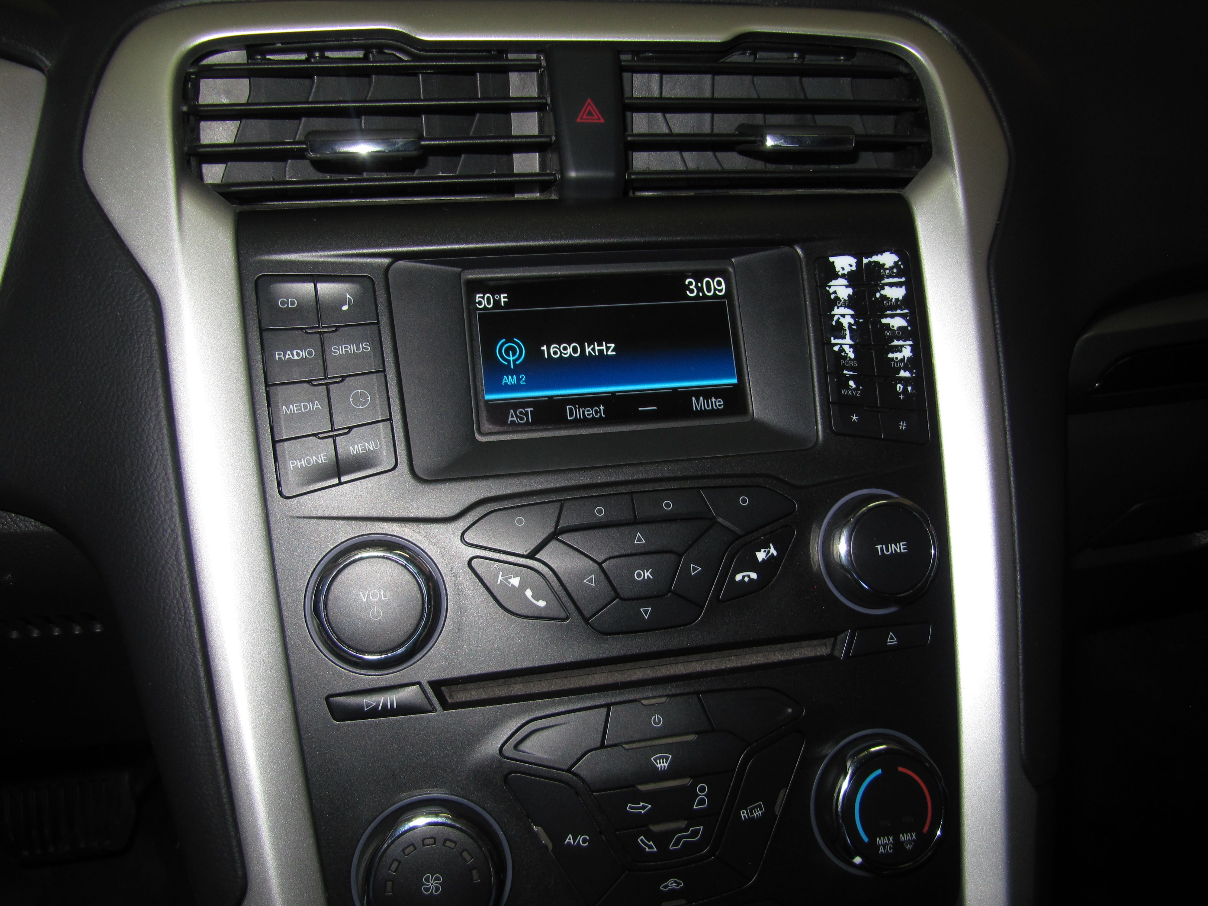 Used 2015 Ford Fusion SE FWD image 16
