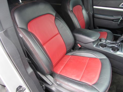 Used 2017 Ford Explorer Limited image 18