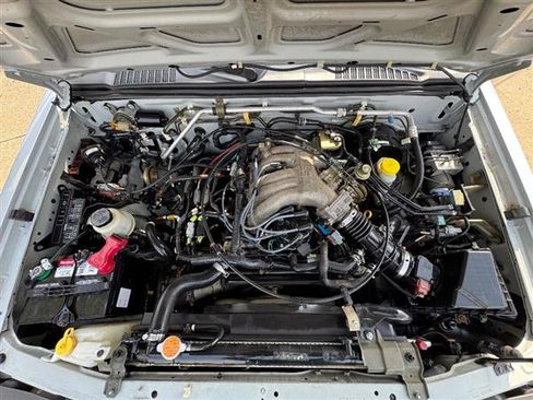 Used 2000 Nissan Frontier SE image 16