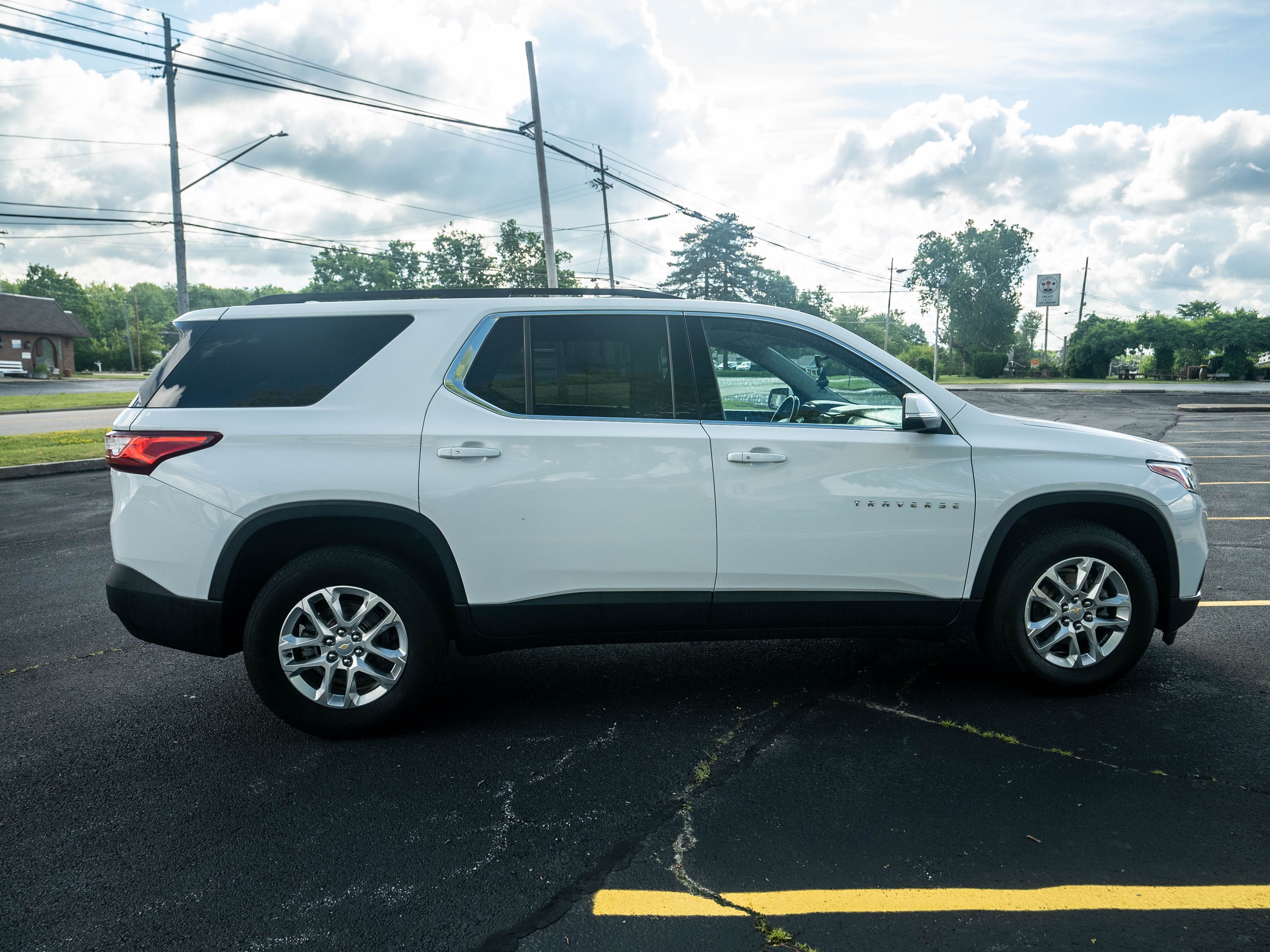 Used 2021 Chevrolet Traverse AWD LT image 8