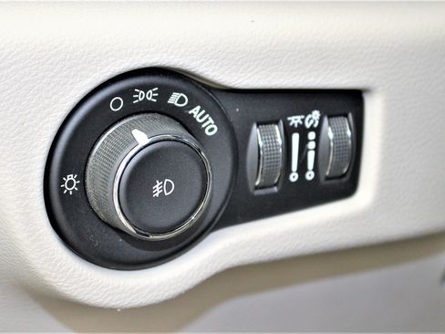 Used 2017 Chrysler Pacifica Touring-L image 35