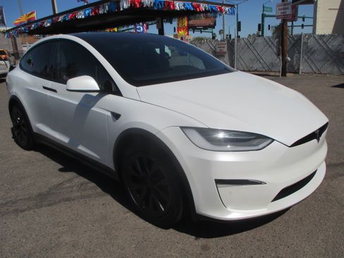 Used 2022 Tesla Model X Plaid image 3