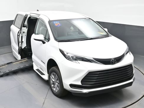 Used 2026 Toyota Sienna LE image 23