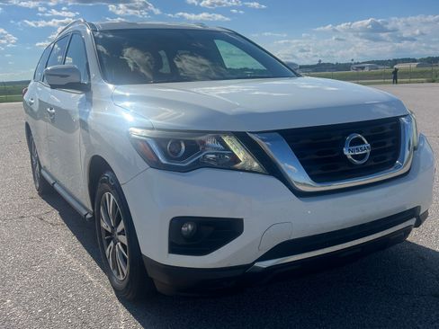 Used 2019 Nissan Pathfinder FWD image 1