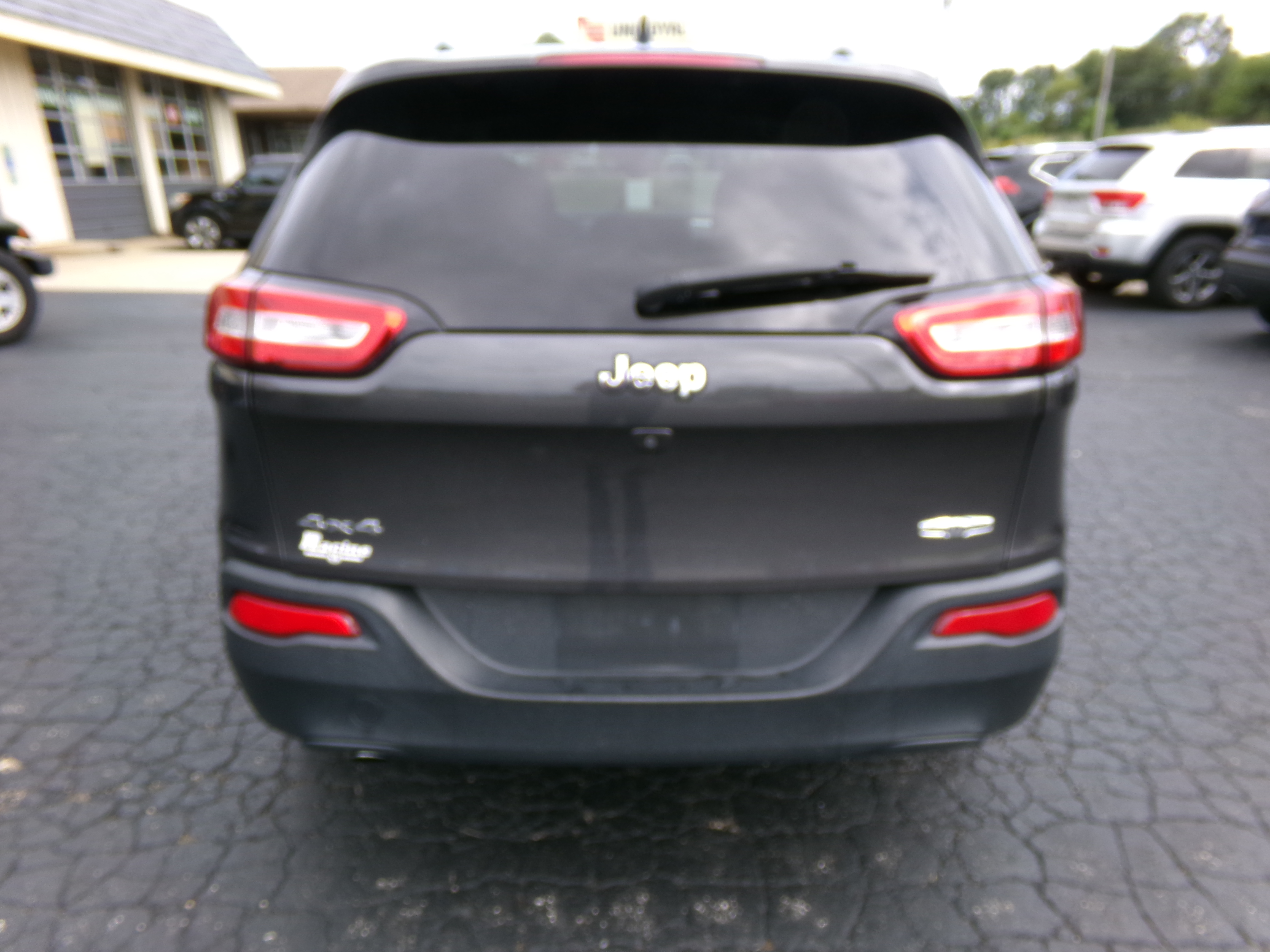 Used 2016 Jeep Cherokee 4WD Latitude image 4