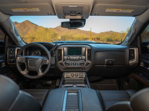 Used 2017 GMC Sierra 2500 4x4 Crew Cab Denali image 5
