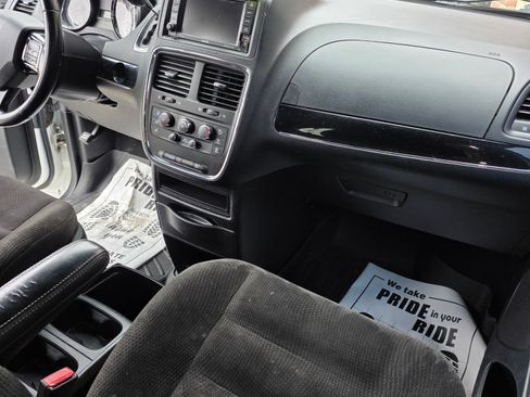 Used 2018 Dodge Grand Caravan SE image 9