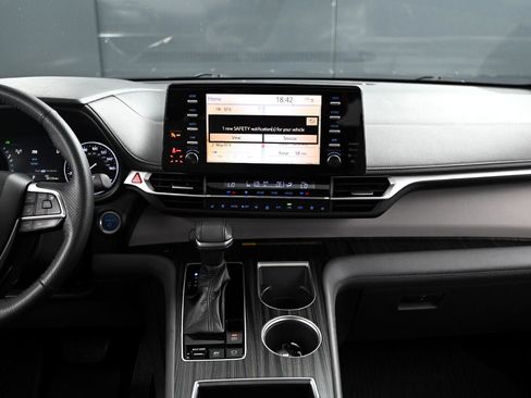 Used 2022 Toyota Sienna Limited image 22