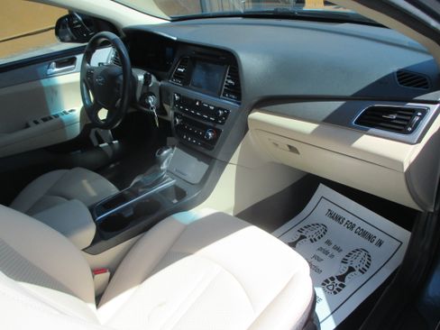 Used 2017 Hyundai Sonata SE Sedan 4D FWD image 3