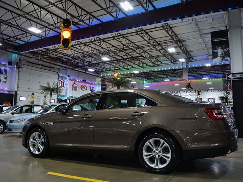 Used 2015 Ford Taurus SE image 4
