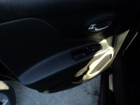 Used 2016 Jeep Renegade Limited image 12