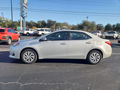 Used 2019 Toyota Corolla LE image 3