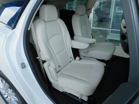 Used 2024 Buick Enclave FWD Essence image 22
