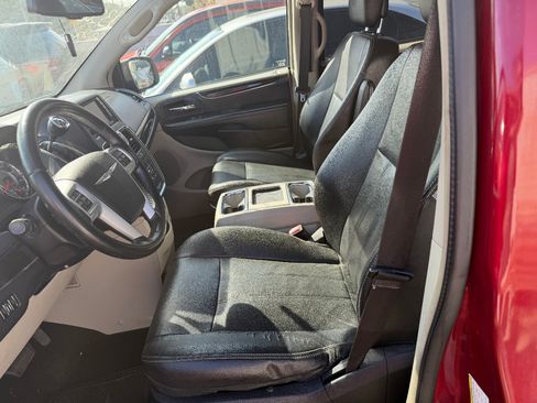 Used 2014 Chrysler Town & Country Touring image 5