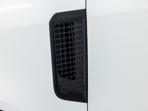 Used 2025 Land Rover Defender 110 X-Dynamic SE image 20