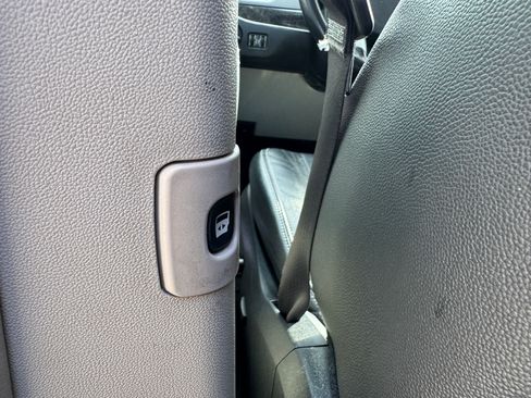 Used 2016 Chrysler Town & Country Touring image 11