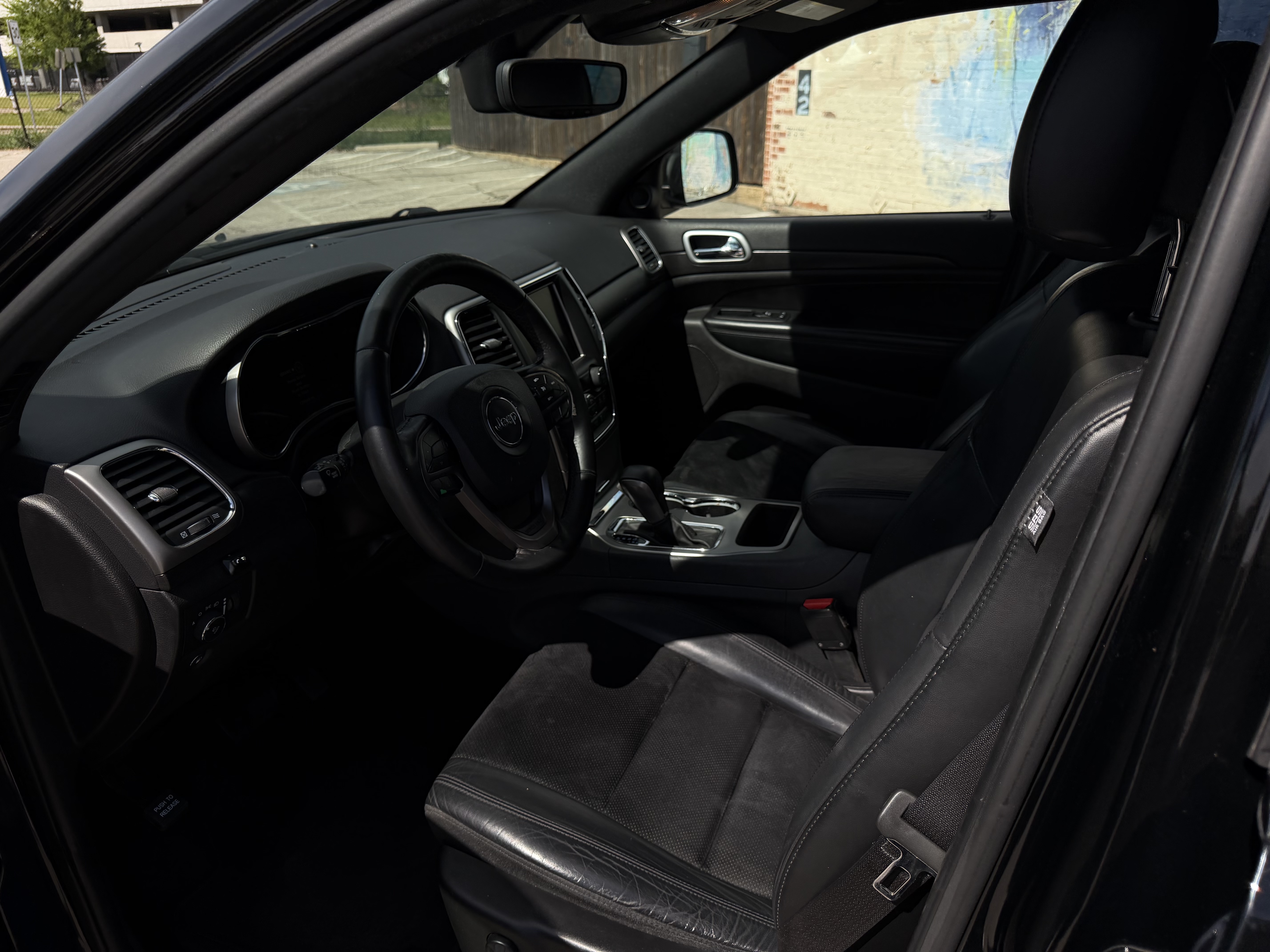 Used 2018 Jeep Grand Cherokee 2WD Laredo image 24