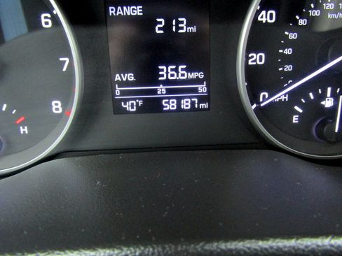 Used 2017 Hyundai Elantra SE image 17