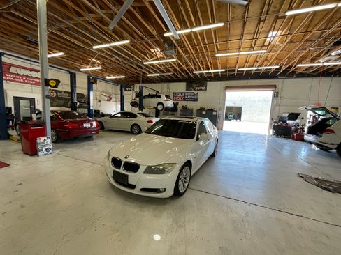 Used 2011 BMW 328i image 2