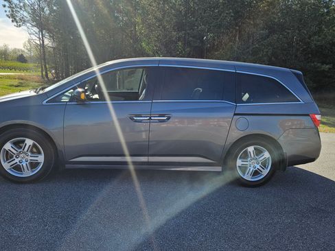 Used 2013 Honda Odyssey Touring image 2