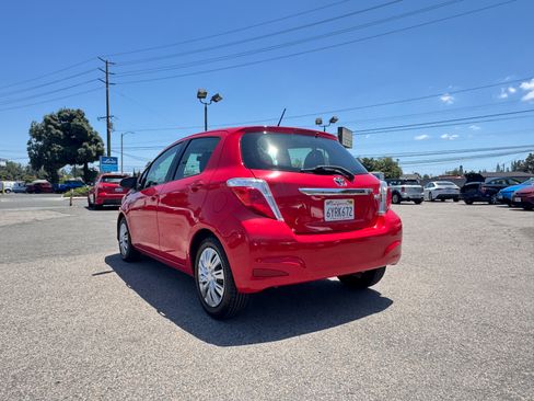 Used 2013 Toyota Yaris 4-Door Hatchback FWD image 6
