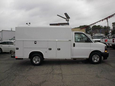 Used 2020 Chevrolet Express 3500 UNAVAIL RWD image 3
