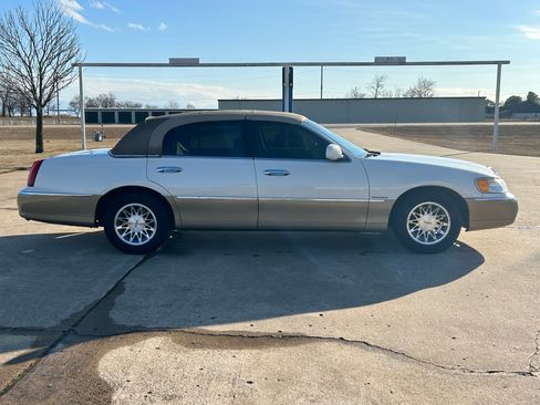 Used 2001 Lincoln Town Car Signature RWD image 4
