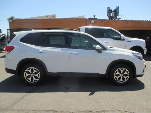 Used 2020 Subaru Forester Premium Sport Utility 4D AWD/4WD image 1