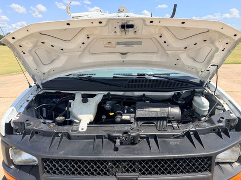 Used 2014 Chevrolet Express 2500 RWD image 23