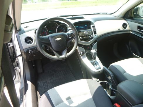 Used 2014 Chevrolet Cruze LS FWD image 15