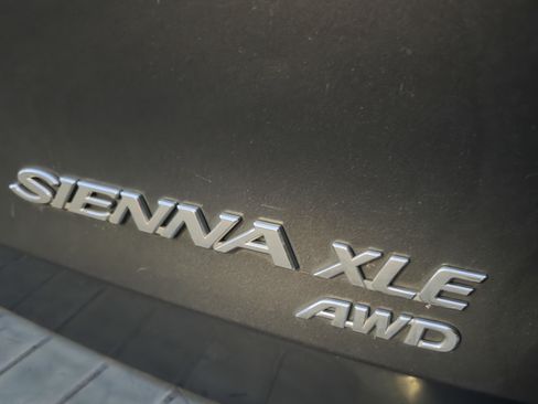 Used 2006 Toyota Sienna XLE image 2