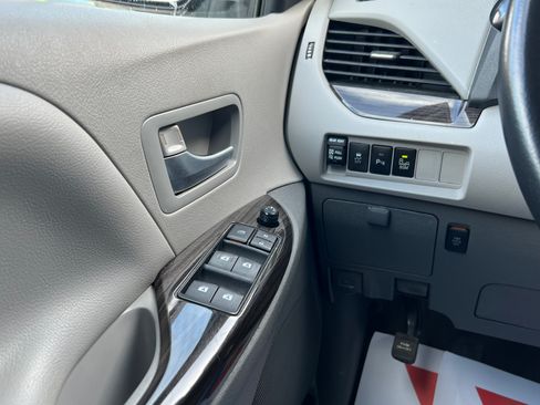 Used 2015 Toyota Sienna AWD/4WD image 19