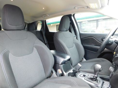 Used 2019 Jeep Cherokee FWD Latitude image 18