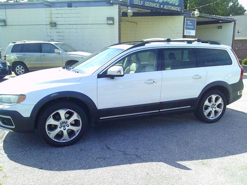 Used 2010 Volvo XC70 T6 AWD image 3