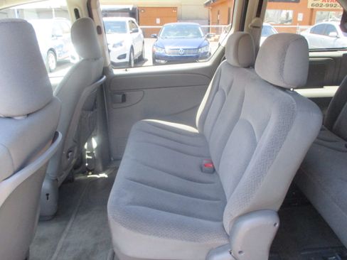 Used 2005 Chrysler Town & Country Limited FWD image 6