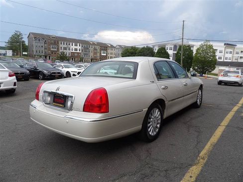 Used 2005 Lincoln Town Car Signature Limited 2 wheel drive image 5